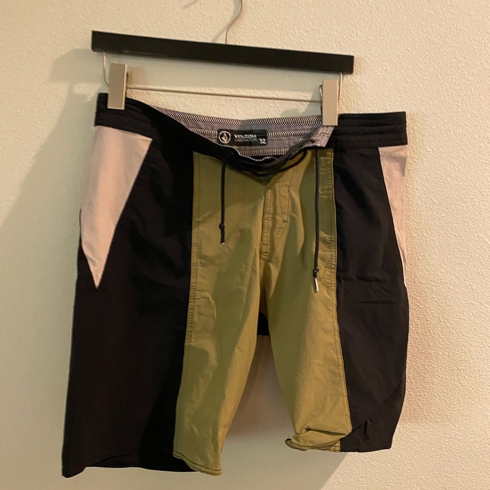 Volcom boardshorts size 31